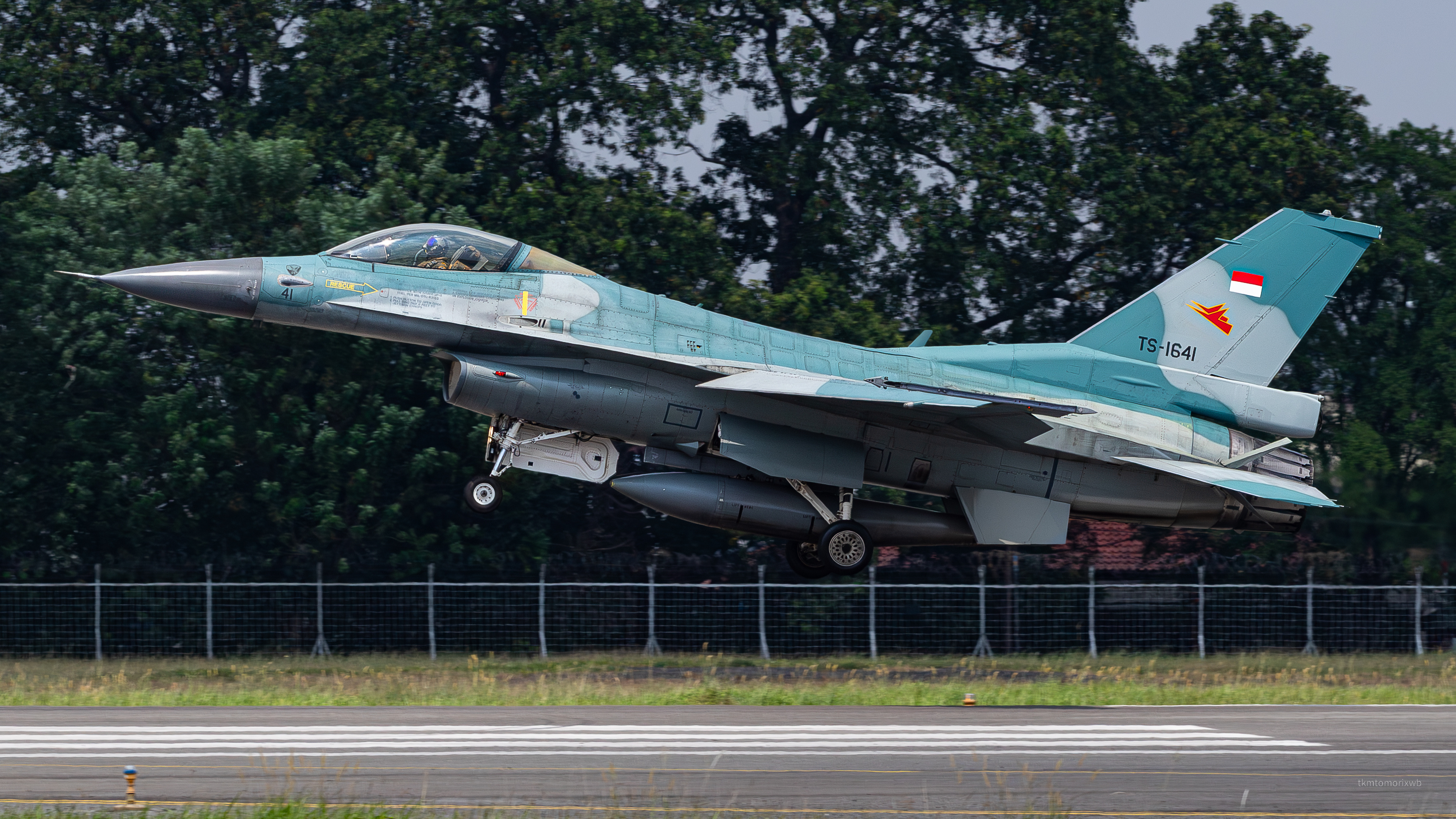 今日战隼 奇特的单面垂尾彩绘，来自印尼空军的F-16C TS-1641，期待歼-