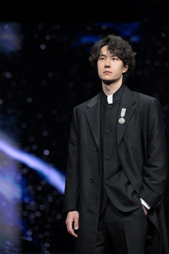 王一博 中山装 王一博这波中山装红毯杀疯了，好绝的身形和气质，矜贵又酷感十足💯