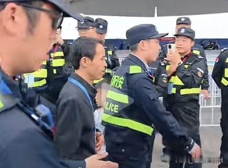 “鸡排哥”迅速塌房，
有3个主要原因，
第1个原因特别关键……
1、他当初能红起