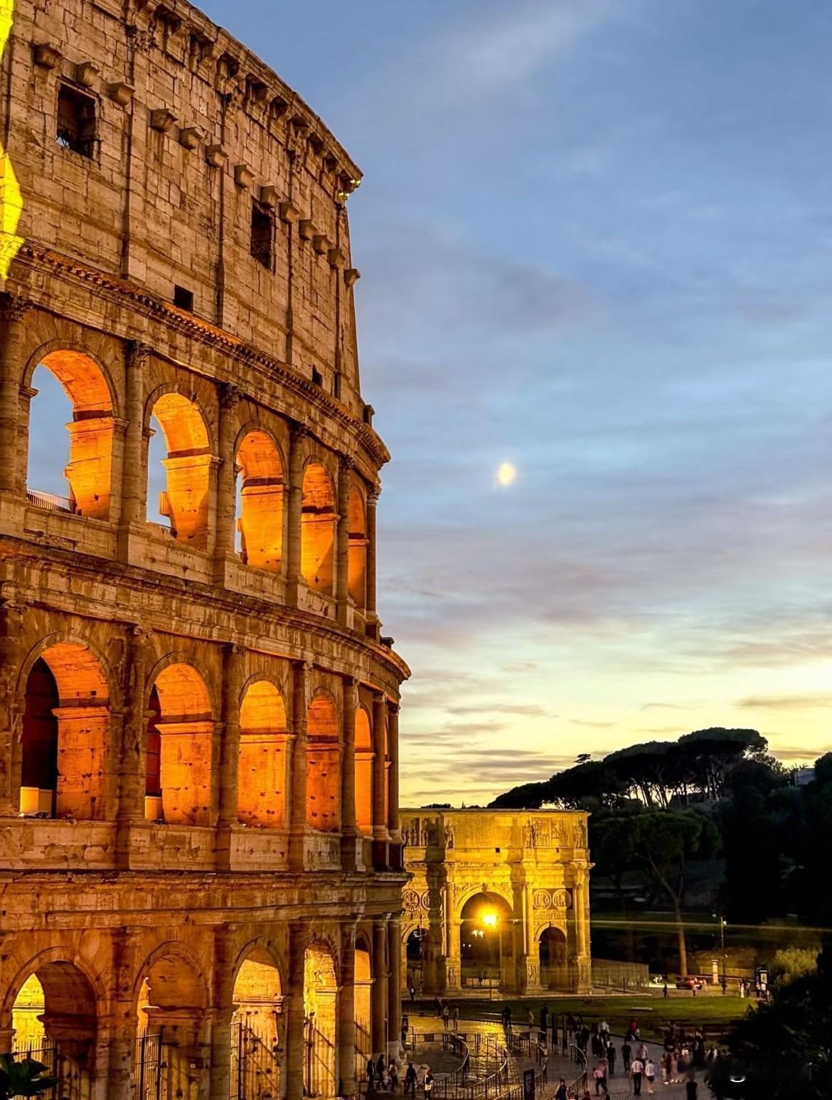 欧洲百姓对华态度差这么多？
不是天生有偏见，而是“信息滤镜”在搞鬼！

瑞典街头