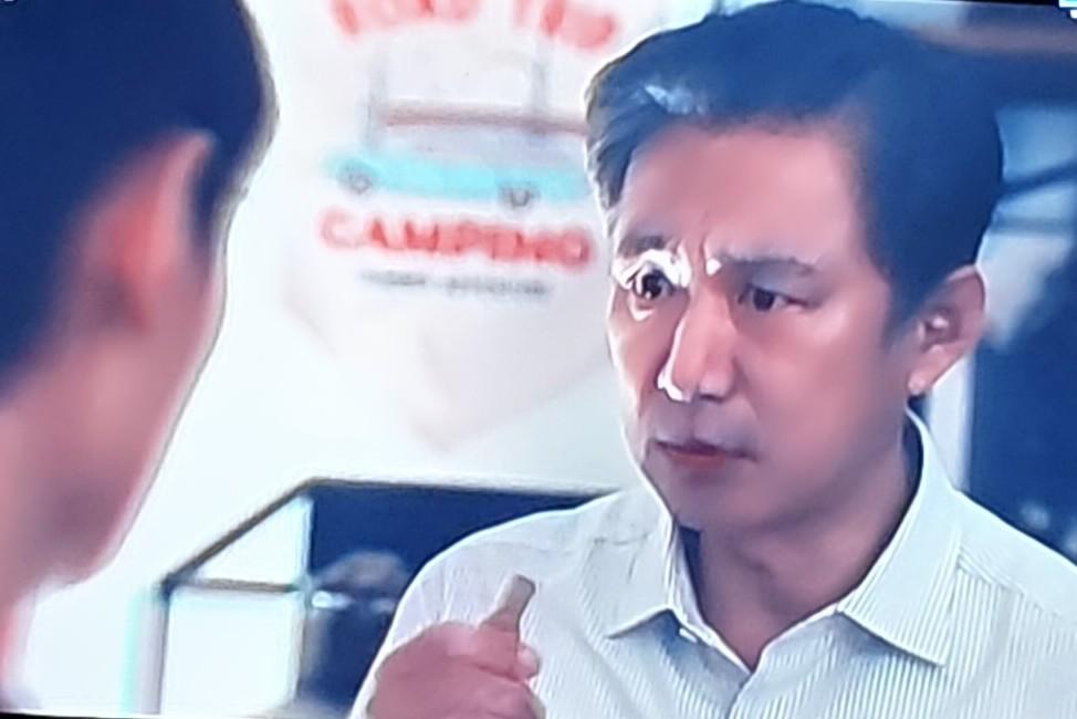 《交锋》里谢逢时把存着核心机密的U盘交给儿子那幕，看得人后背发紧。
他当过市长，