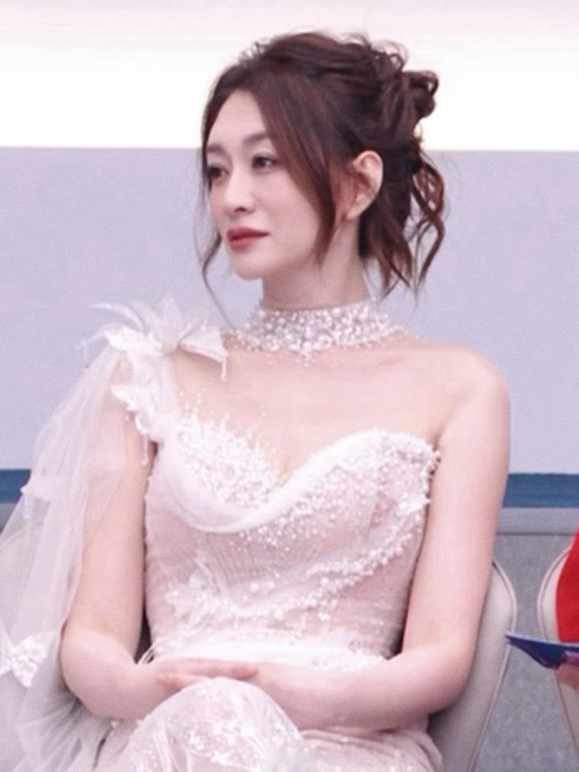 李小冉进步好大 最佳进步奖不给她给谁，这次唱歌的状态明显不一样了，稳了很多。姐继