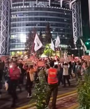 最近，韩国的画风有点不对劲。大街上，愤怒的民众和全副武装的警察，成了最常见的风景