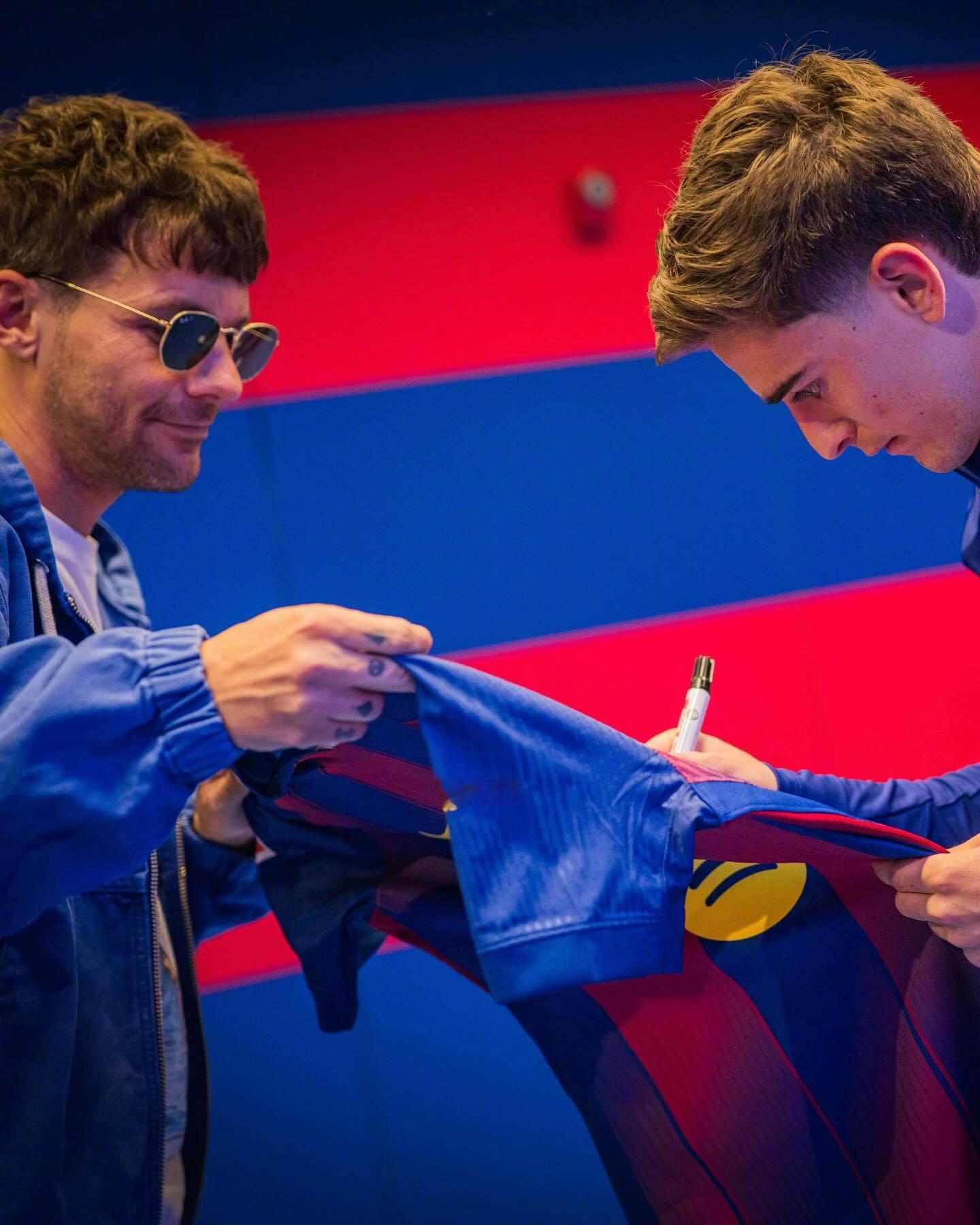 🤝🏻知名音乐组合One Direction成员Louis Tomlinson