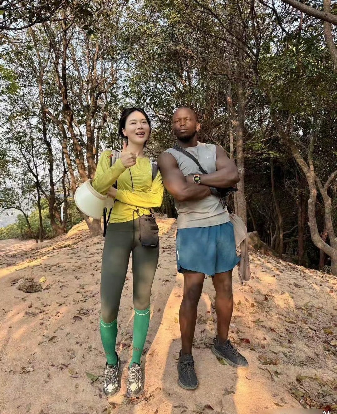 和黑人爬山真的好吗？ 她好像还挺开心 