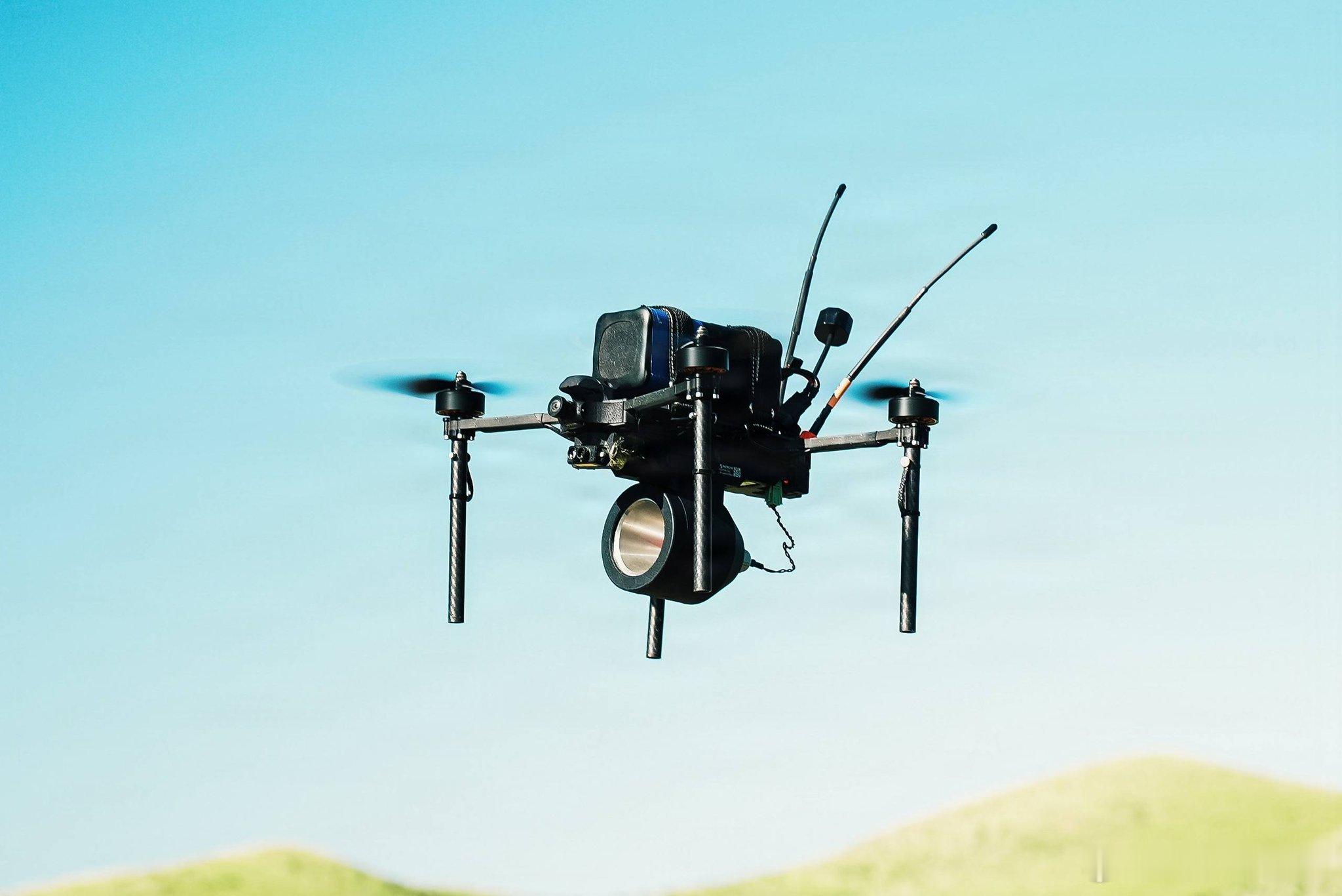 美军也开始用fpv。这个看不出来是轰炸机还是fpv美军称，它使用了非接触的激光感