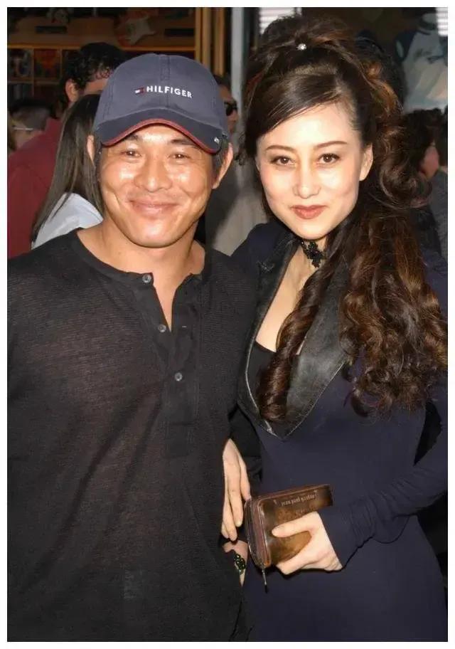 是在美国待的太久西化了么？还是他们家本来就有混血基因啊！怎么感觉两个女儿长的一点