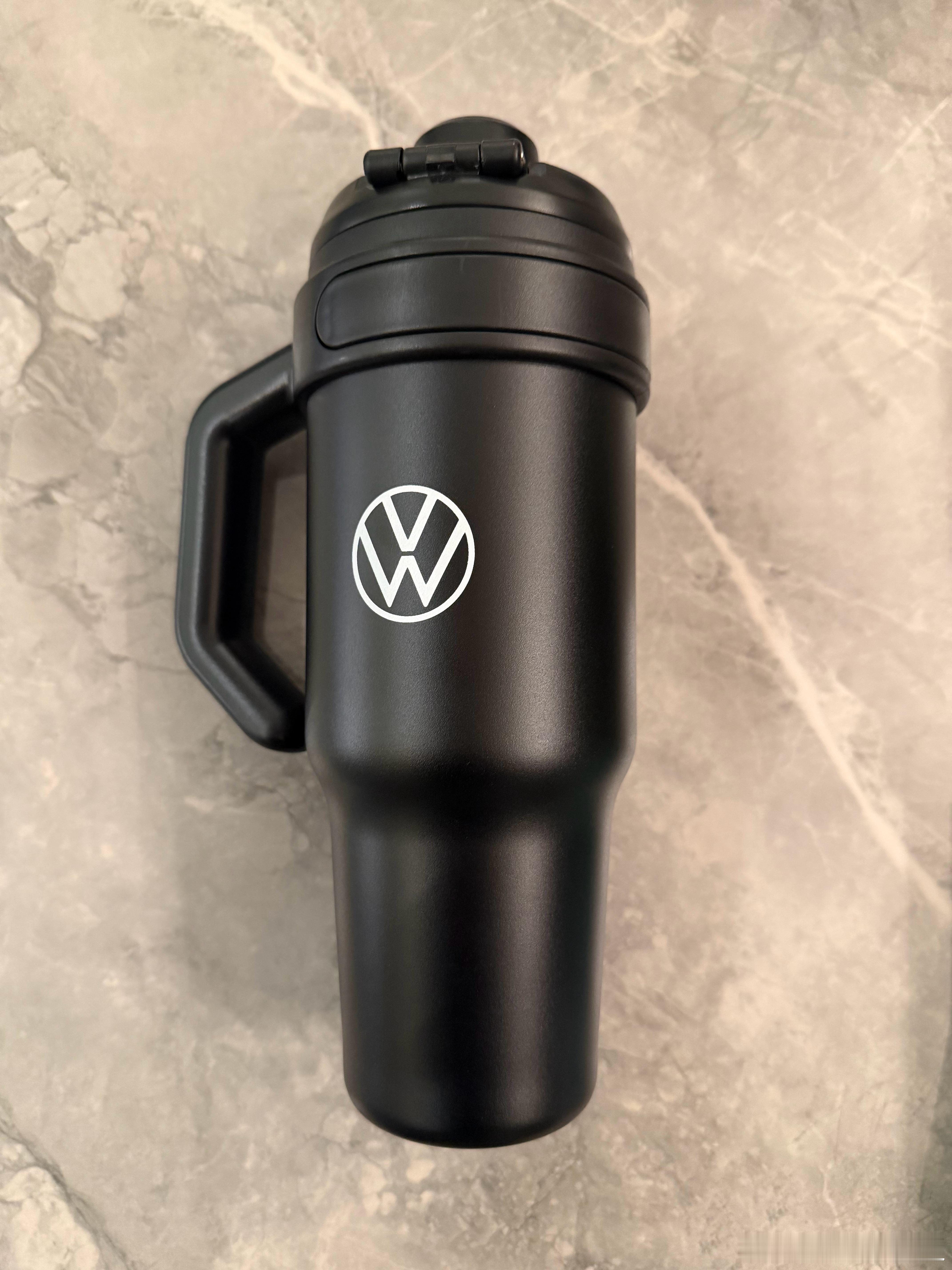 天气凉了，点赞评论抽奖送大家两个大众的巨无霸保温杯，容量大好用，多喝热水！ ​ 