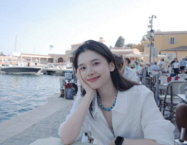 张婧仪晒戛纳逛街旅行照，教堂投影灯光秀，逛花市看海松弛感绝了