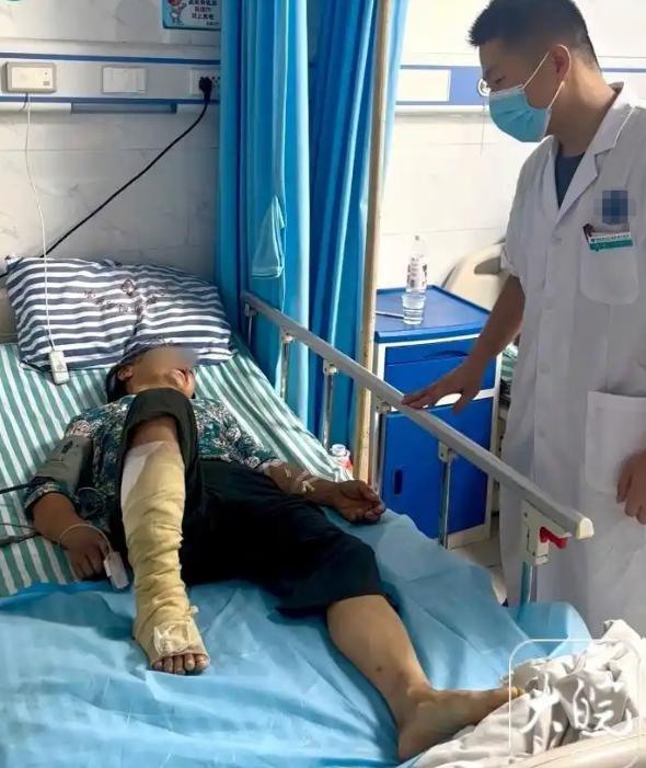 “这下后悔了吧！”9月24日，安徽池州，一老太在地里干活时，突然感觉脚被什么东西