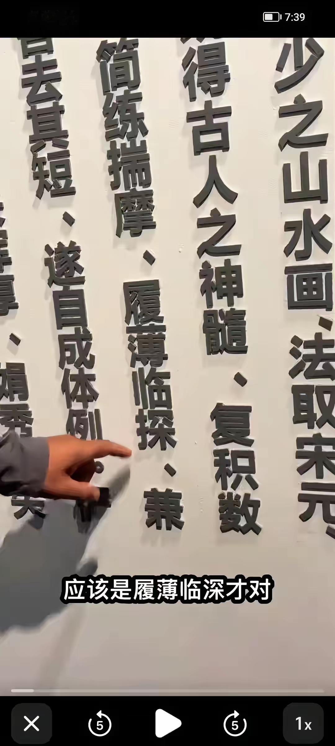 一个披着文化外衣的流氓，一个神经病……卖弄文化就是玷污文化！！！