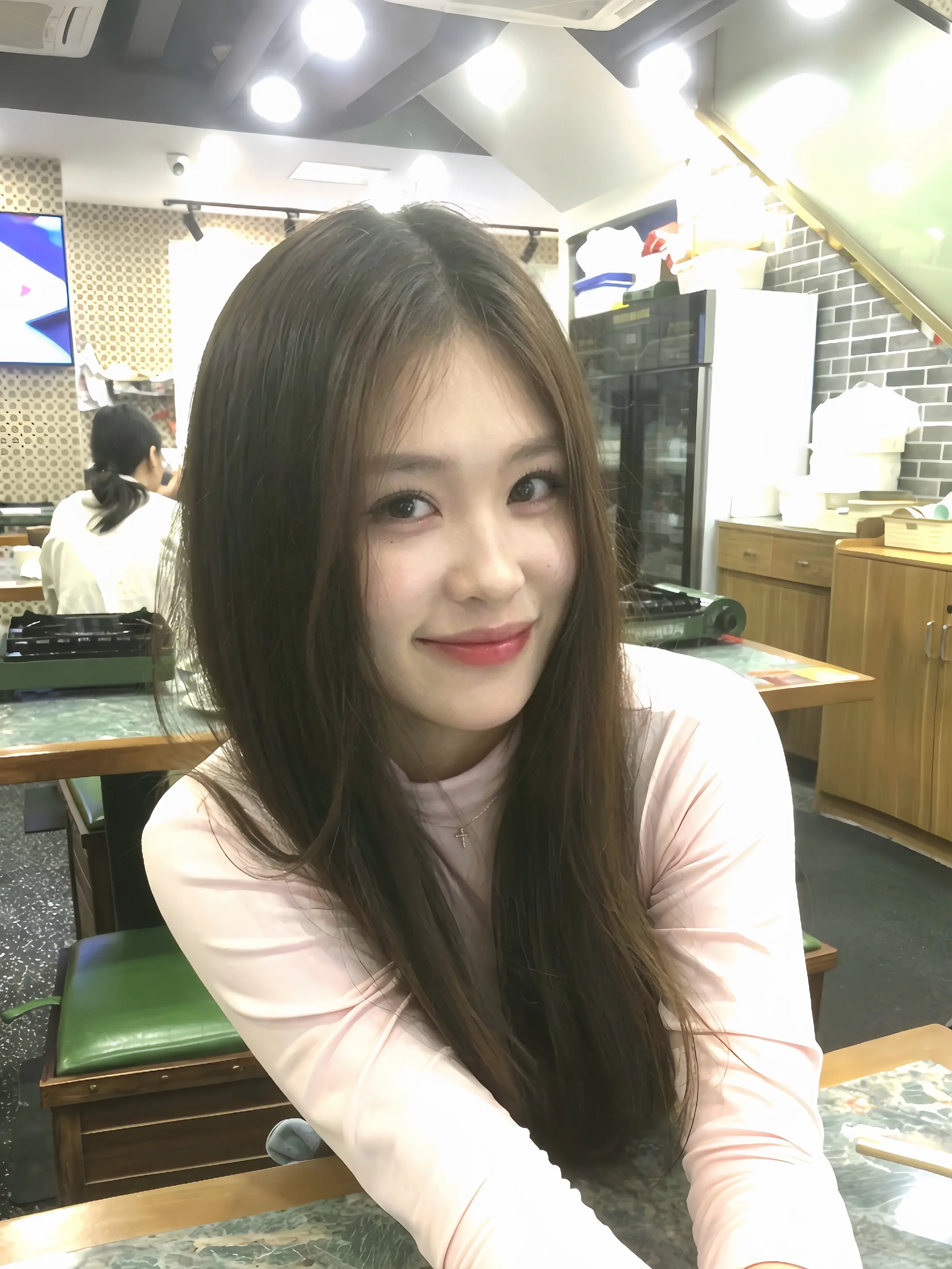 幸福的门太窄了 我爬窗户进来的。