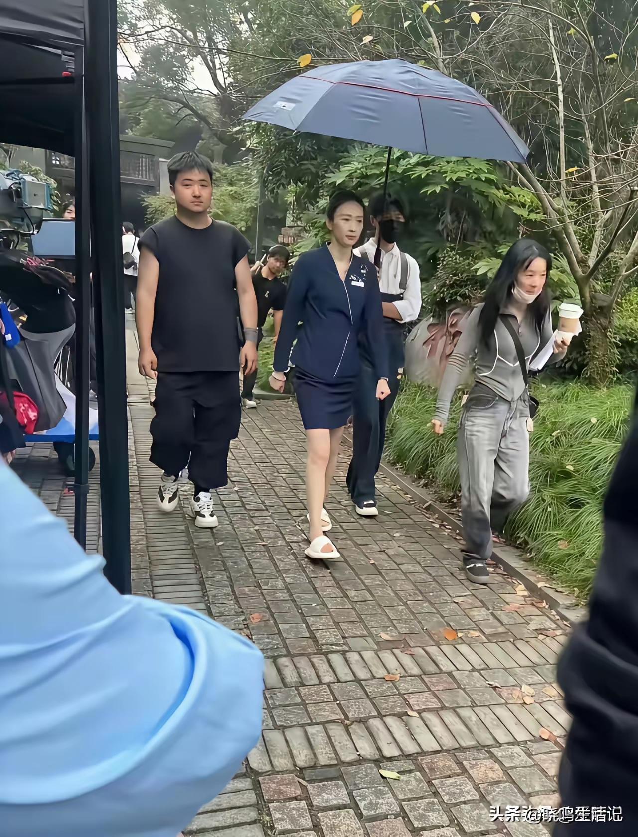 这是最让人反感的镜头之一！为了显示自己的身份地位，让助理或者下属给撑伞！你自己没