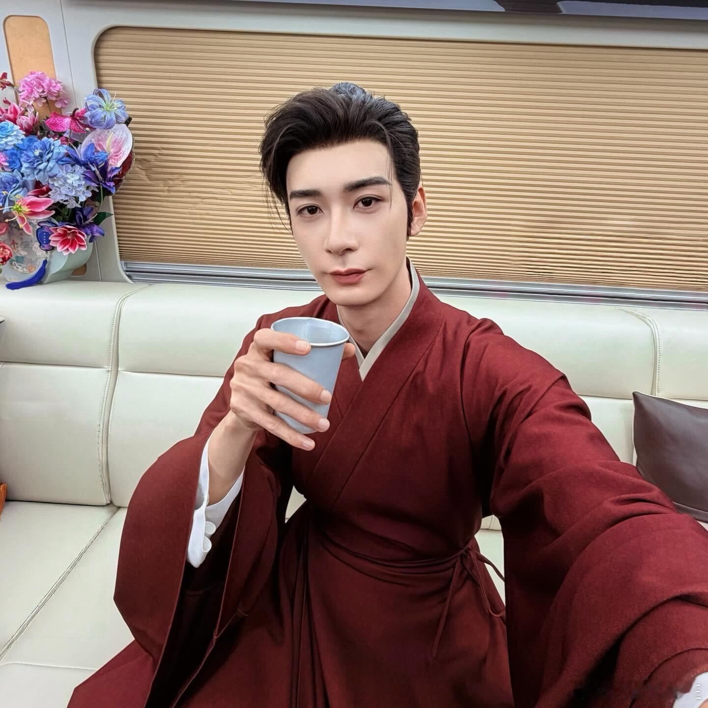 陈星旭ins更新，和大家分享咖啡正好我也在喝咖啡，四舍五入，等于是给我冲的了