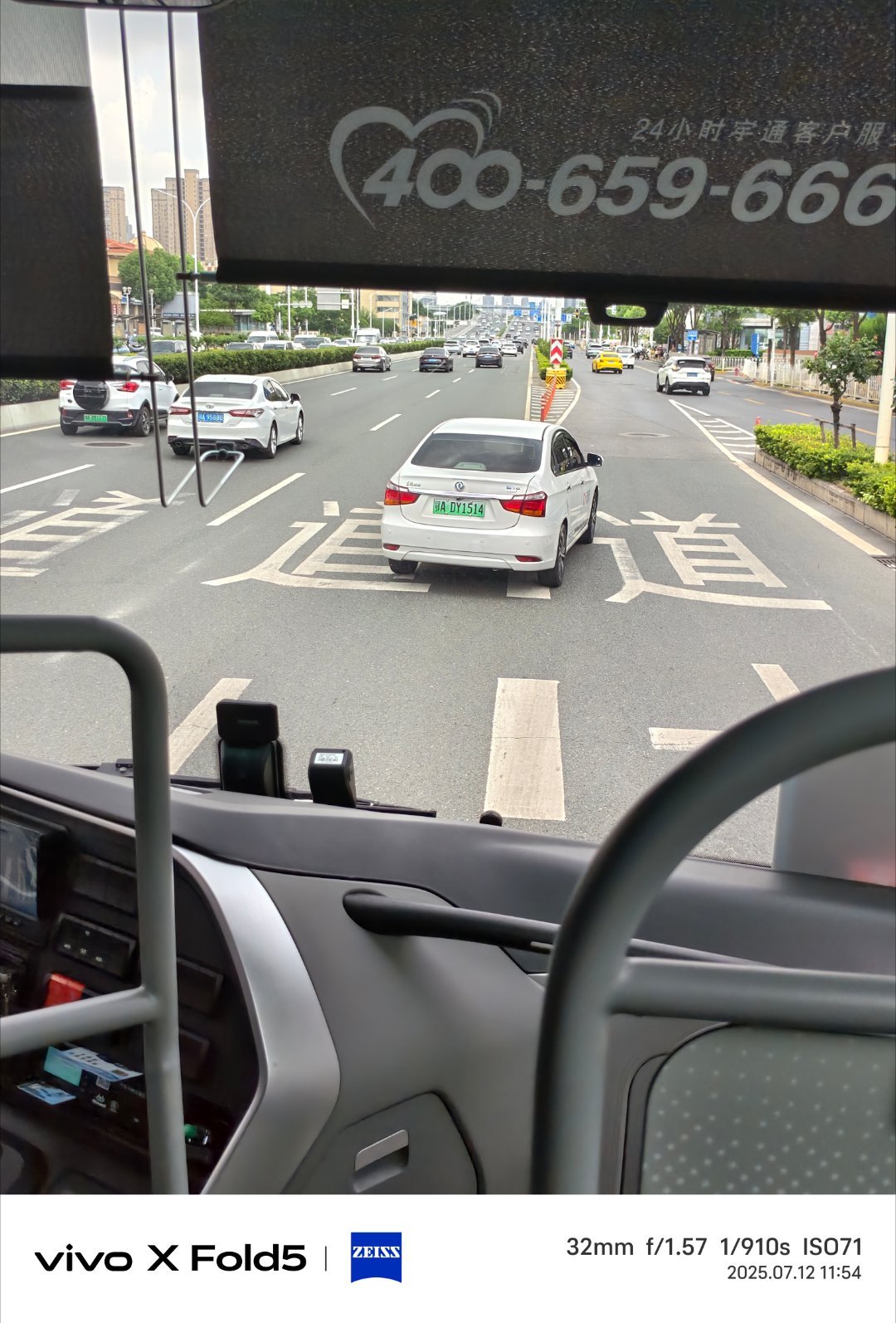 武汉城区坐了一会大巴这全员鄂人真不是盖的[允悲]他还打转向灯，但就是狂别你  ​