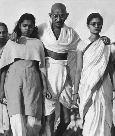 印度圣雄甘地为了锻炼自己禁欲的忍耐力，和自己的孙女、侄媳妇同床共枕，结果每一次都