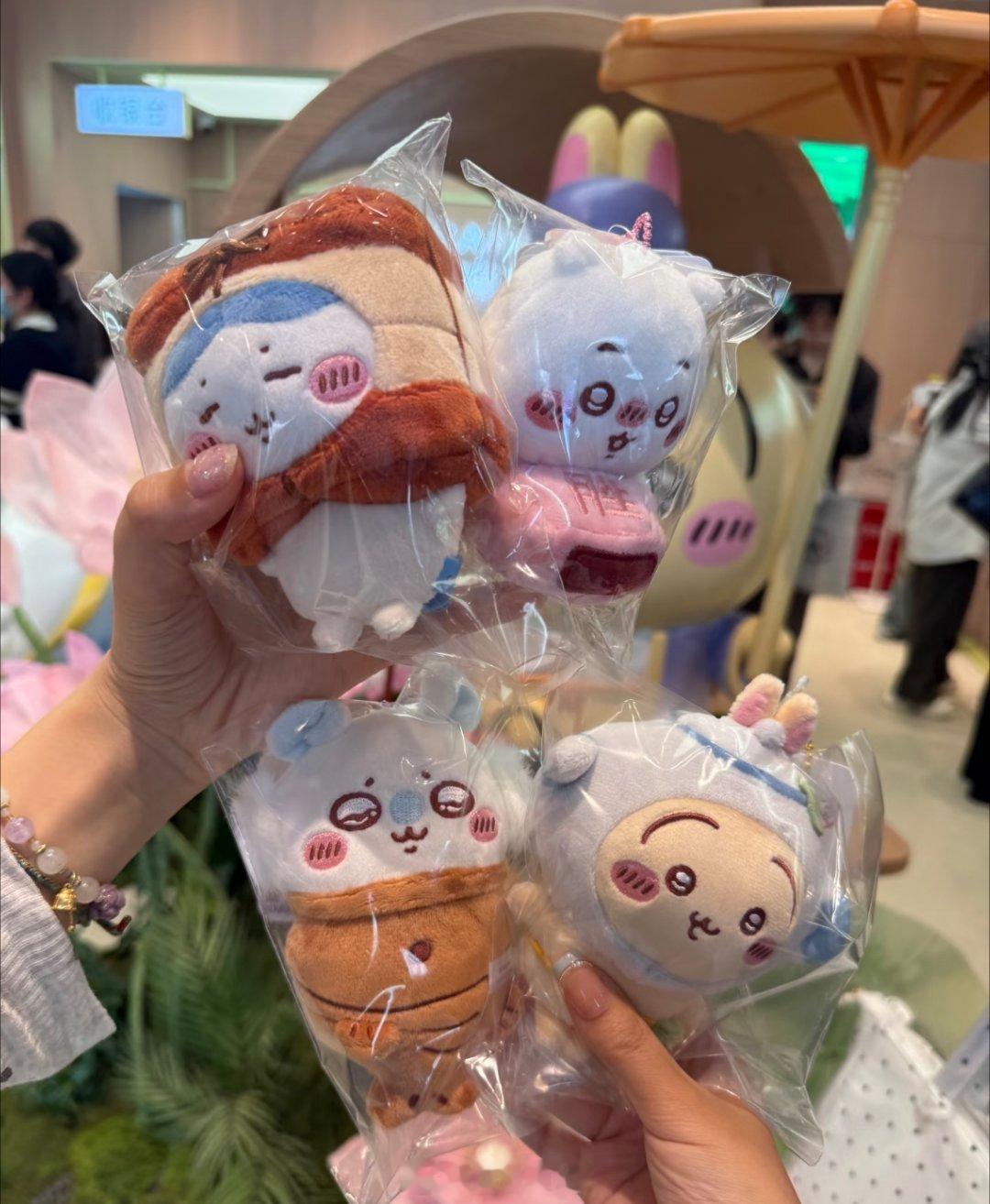 吉伊卡哇灵感共创夏日企画终于打卡杭州chiikawa线下门店！需要预约手环才能选