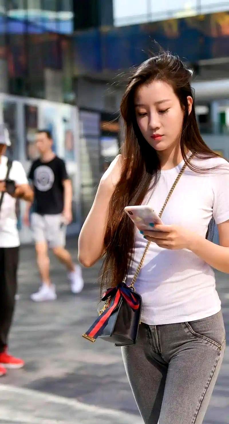 烟灰牛仔+重磅白T，就是懒人版的“我有钱但我不说”。
 
一条水洗烟灰牛仔，裤脚