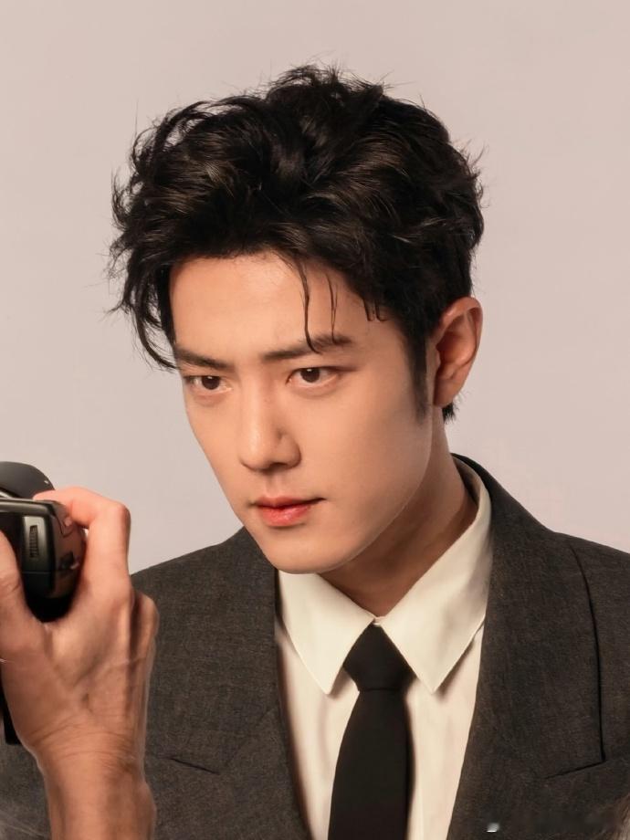 车展采访肖战粉丝车展偶遇肖战粉丝逛车展总能碰到喜欢肖战的人，路人缘和人气双双拉满