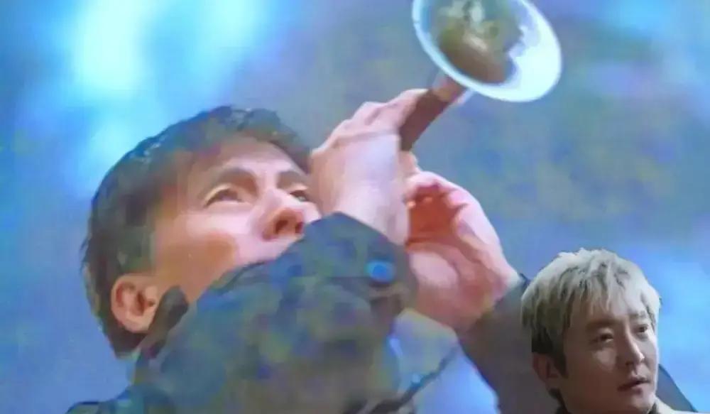 “葬礼上，最sion吹唢呐的，比哭的人更像儿子。”
 
宏伟的手抖，不是因为冷，