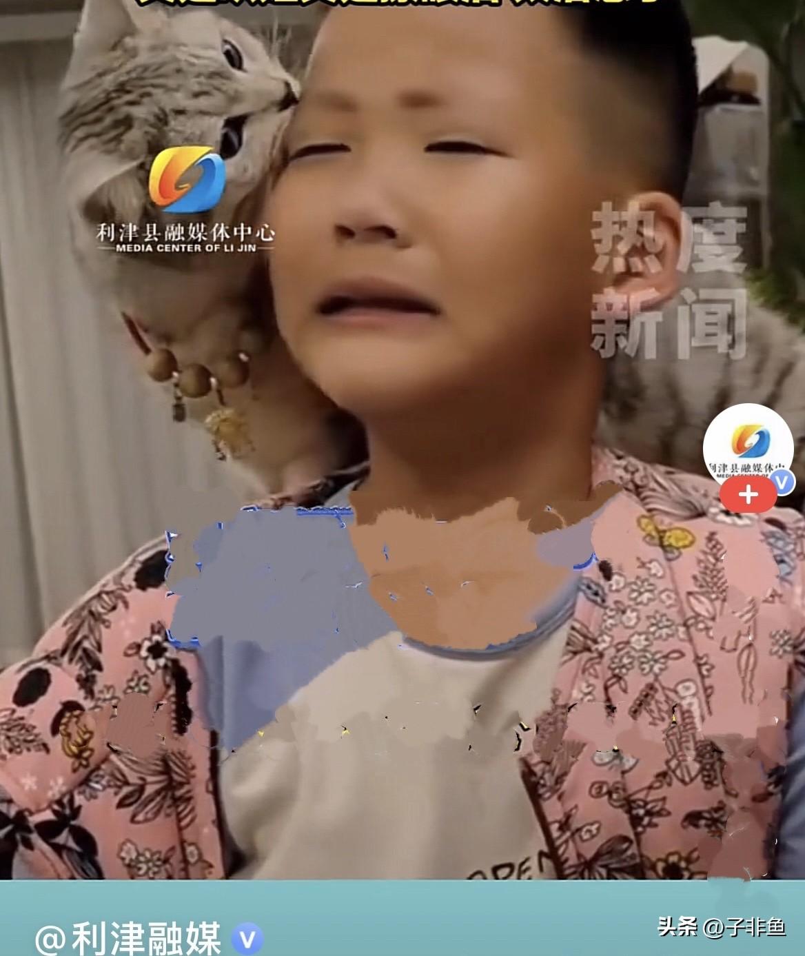 近日，山东潍坊宋女士的两个娃吵架了，结果弟弟没吵过哥哥，妈妈把弟弟叫出来了，弟弟