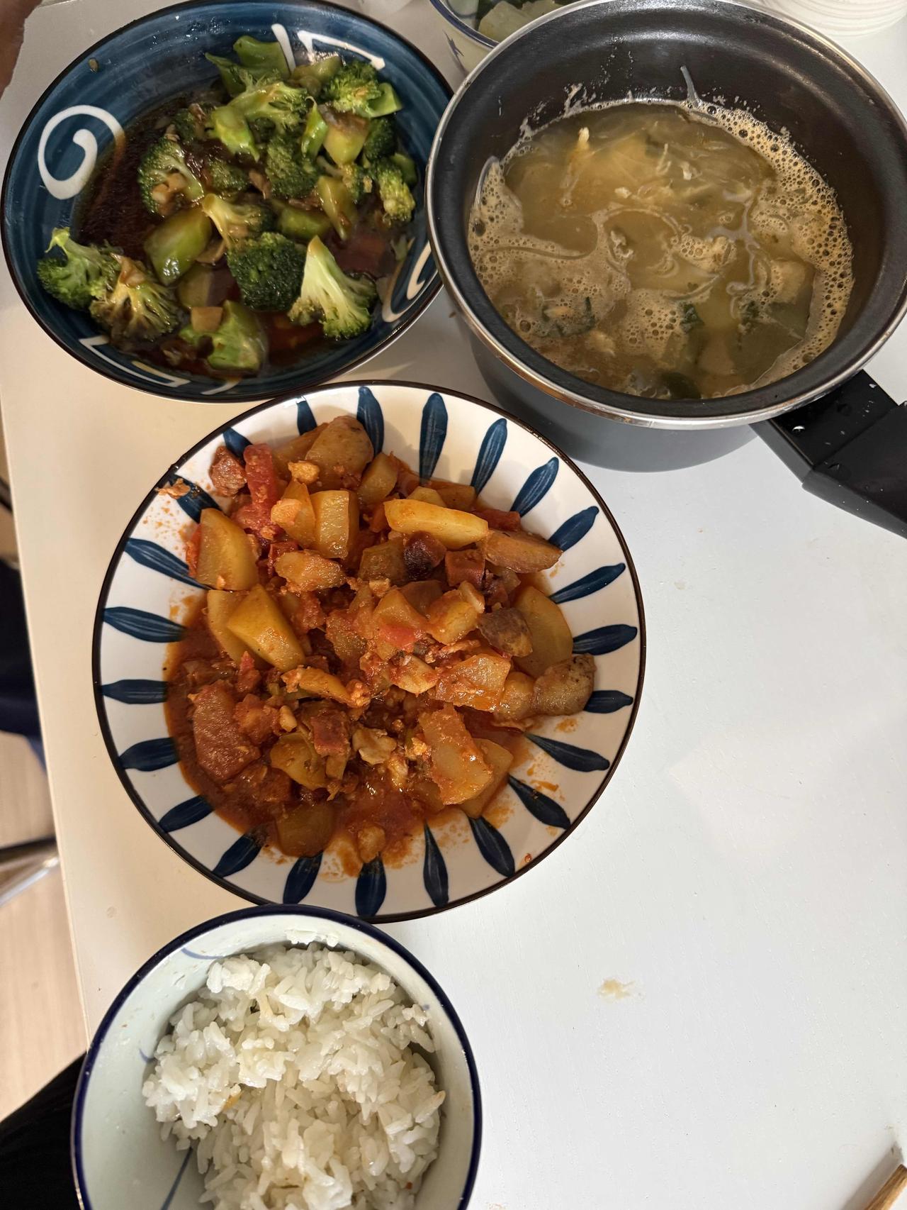 这顿饭来之不易是因为是七十九岁老太太在巴黎用电炉做的中国菜！
刚刚到这个住处两天