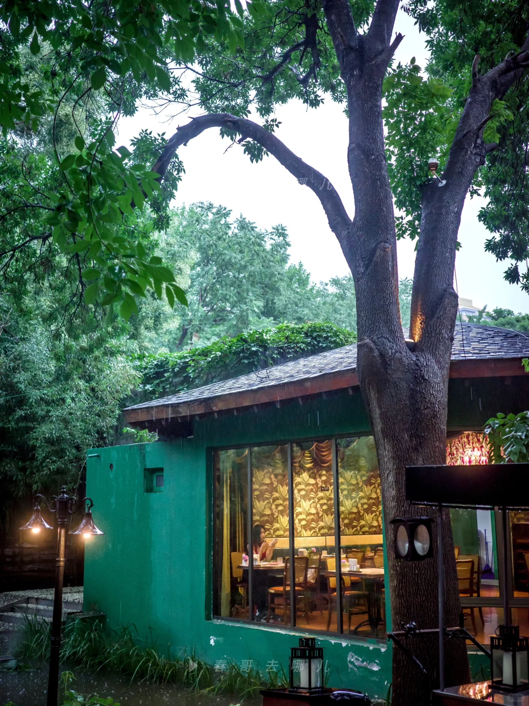 一下雨，奥森边这餐厅让我想起杜拉斯《情人》