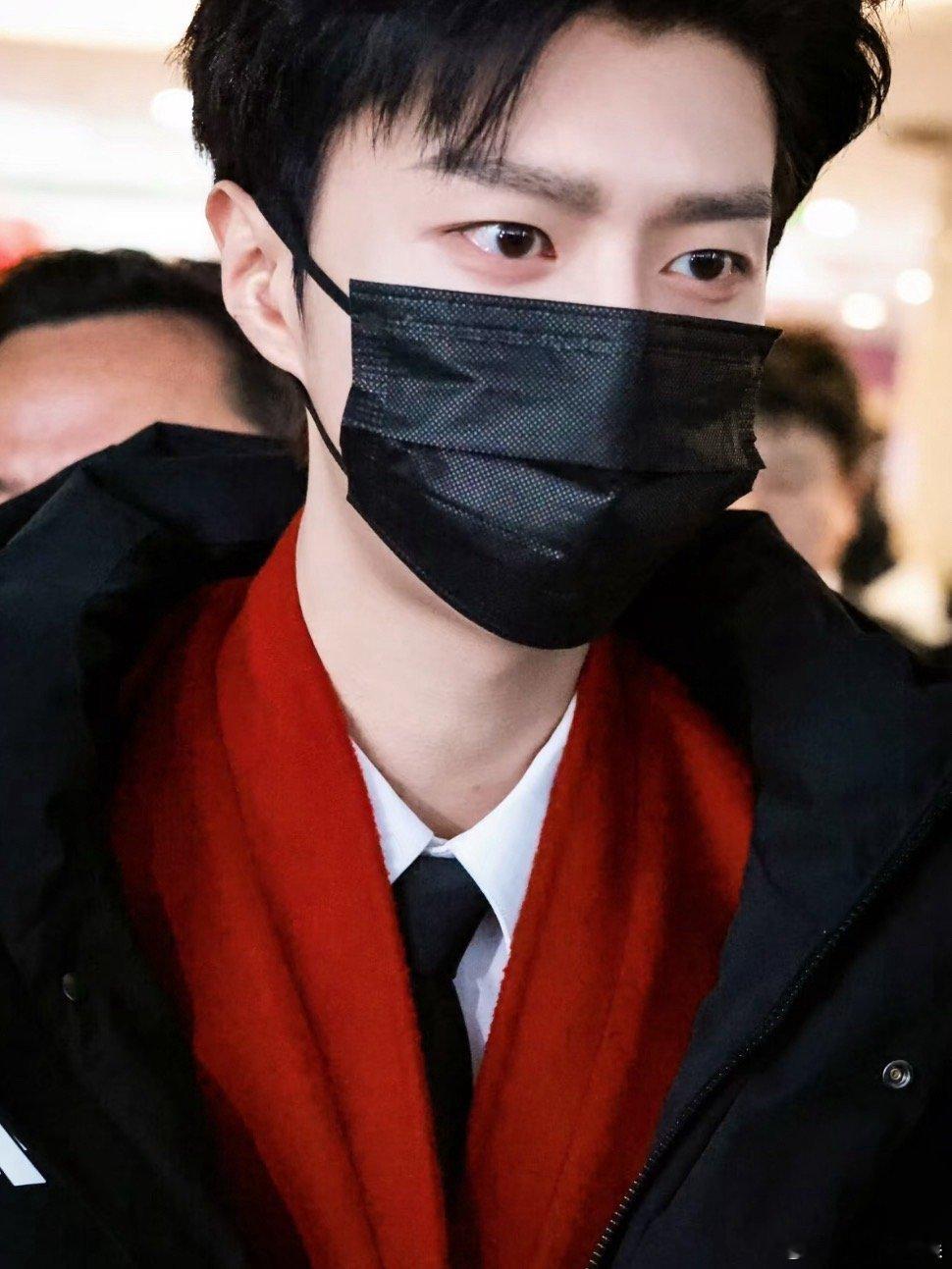 范丞丞也穿了飞驰人生3团服这是要搞大动作呀！范丞丞范丞丞