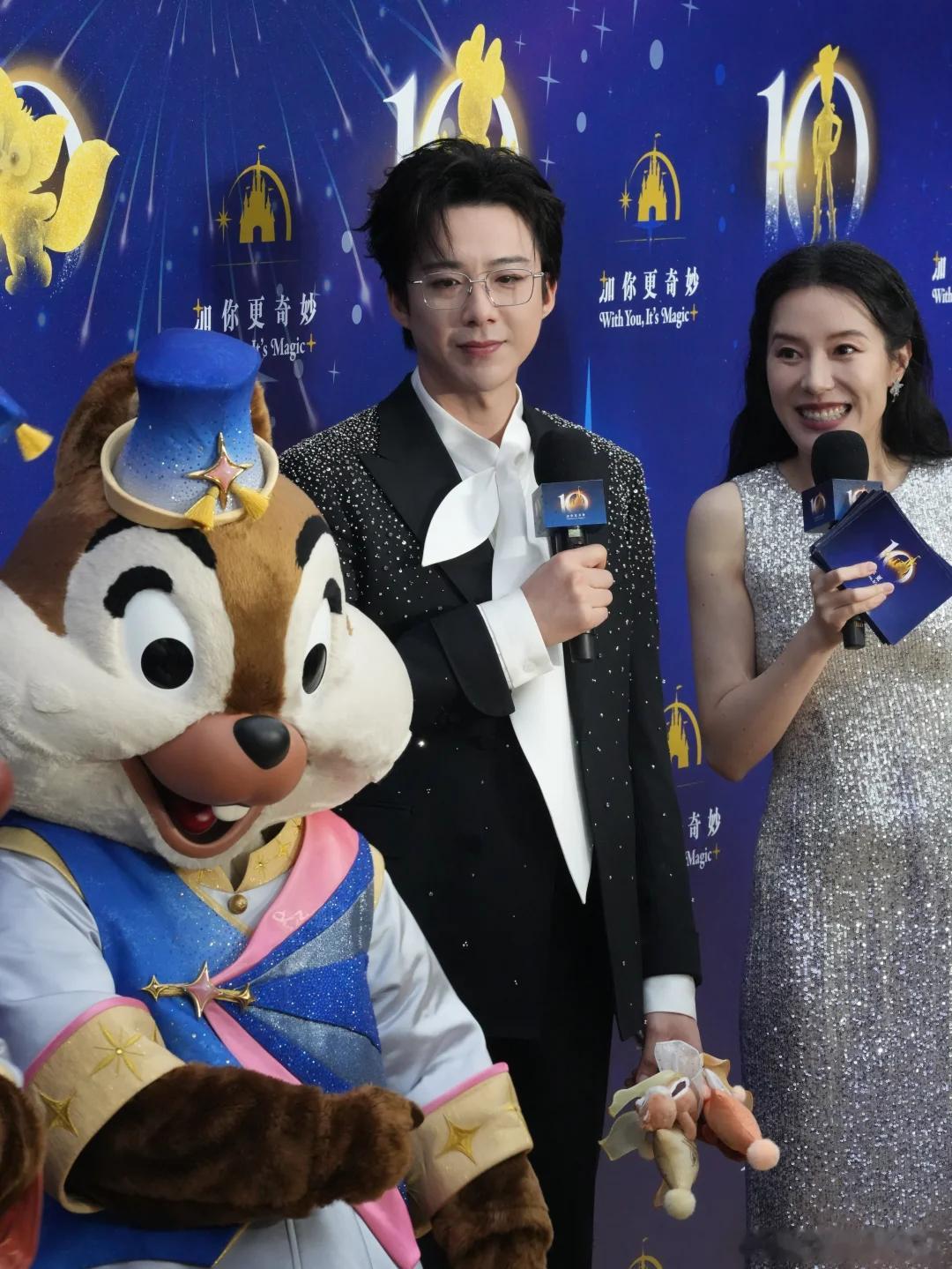 来看看今天参加上海迪士尼活动的艺人状态 