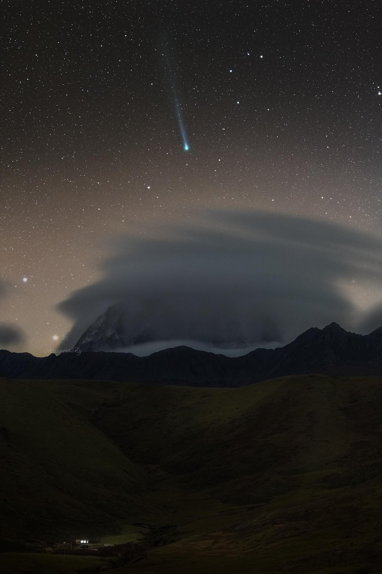 雅拉雪山荚状云与莱蒙彗星。莱蒙彗星拖着渐变的尾焰闯入墨色天幕，像星际信...