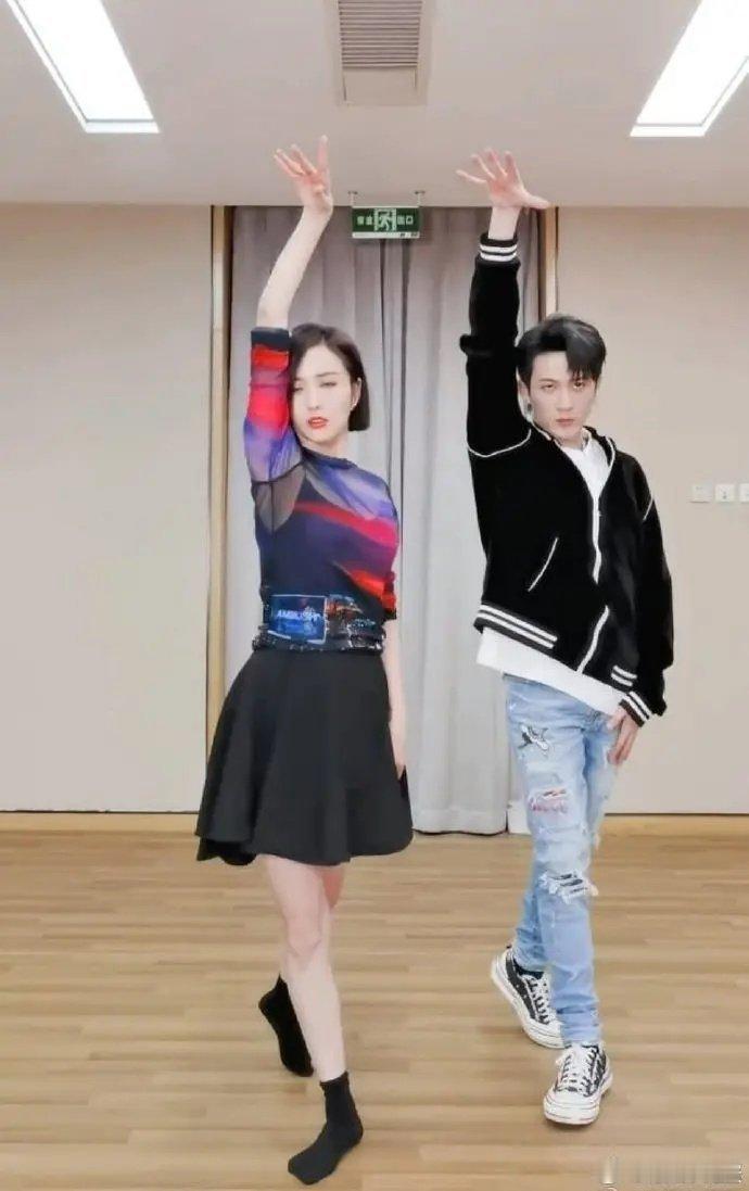 檀健次怎么还没有佟丽娅高[吃惊][吃惊][吃惊] ​​​