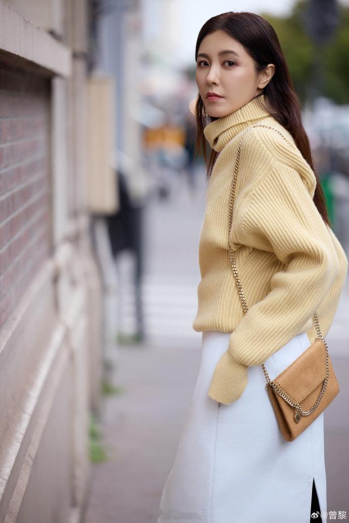 #曾黎脚踝好细# 曾黎的巴黎街拍散发着迷人的魅力。白色过膝裙下的纤细脚踝，为她的
