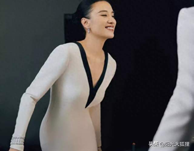 宋佳黑白撞色深V礼裙，演绎成熟女性优雅