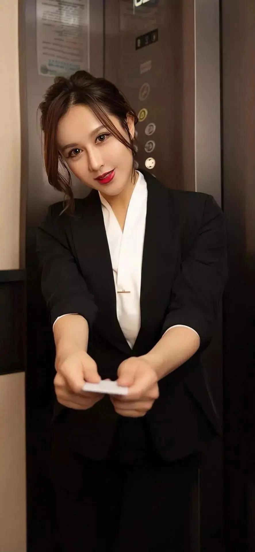 只能是小三
某私营企业老板有个女秘书，长得很漂亮，办事能力也很强。两人接触多了，