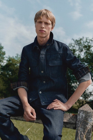 A.P.C.携手Barbour推出2026秋冬联名系列，以英伦外套工艺结合巴黎简