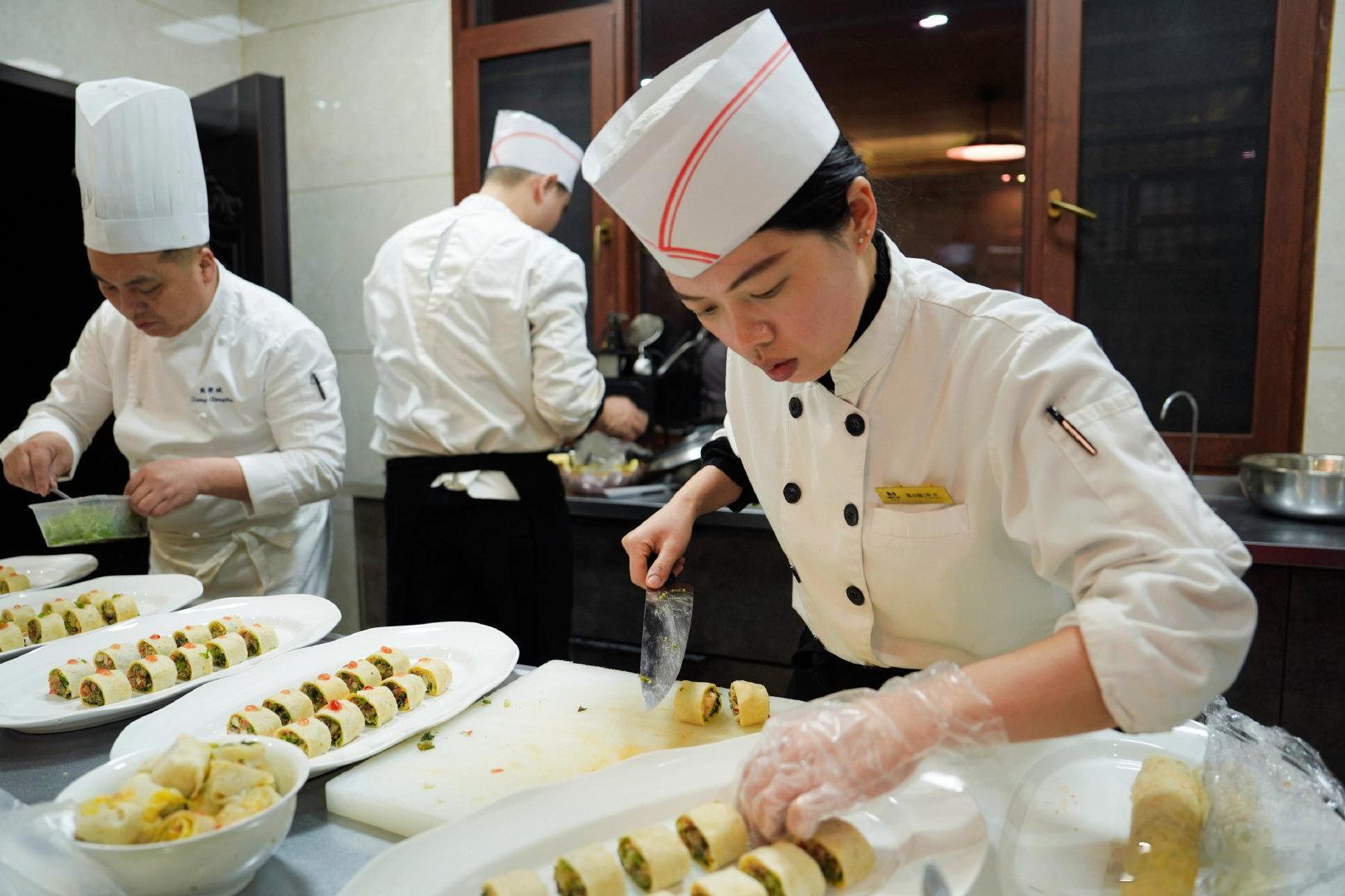 闽商过年返乡尊有排面 事业再忙也不会忘记自己的家乡的呀，所以看得出来他们在返乡过