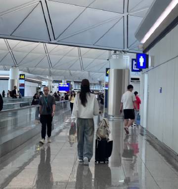 网友在香港机场偶遇奚梦瑶奚梦瑶因为身材比例被网友认出来明星的辨识度不一定只靠脸，