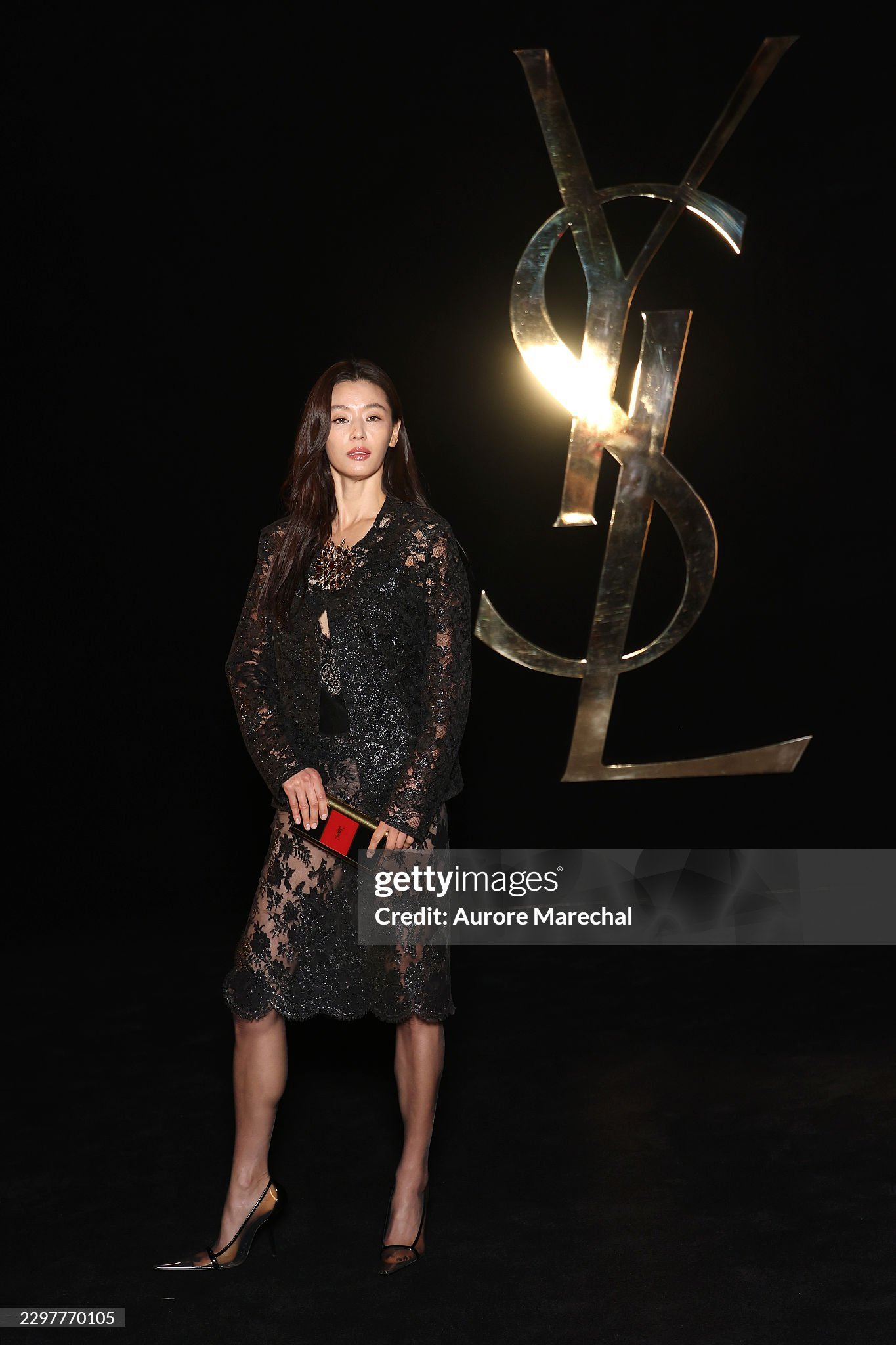 全智贤｜Saint Laurent 圣罗兰2027夏季女士时装秀看秀造型 巴黎时