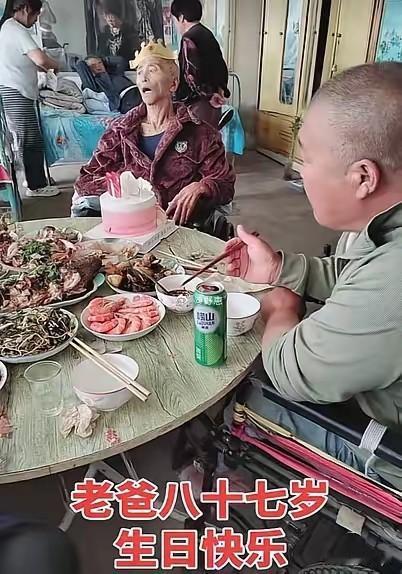家人为87岁老人过生日，看样子老人坐着已十分艰难。有网友说，这样的生日宴已经没有