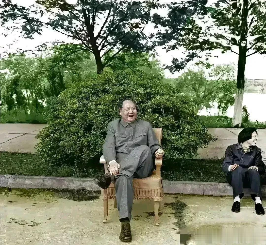 罕见照片:这是一张毛主席在武汉东湖看警卫连篮球比赛:

1965年4月，毛主席在