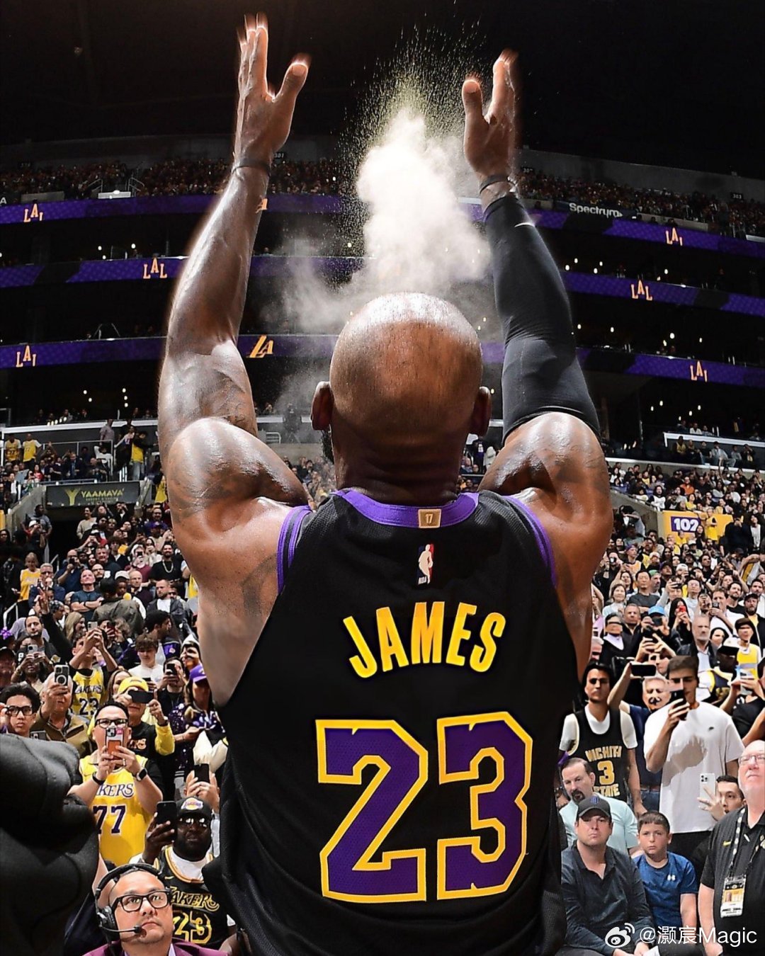 詹姆斯因左脚伤病管理将缺席今天对阵雷霆的比赛。雷霆vs湖人