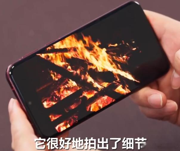 显示效果和曲率比Mate70 Pro更饱满，更窄，手感会比Mate70系列更薄！
