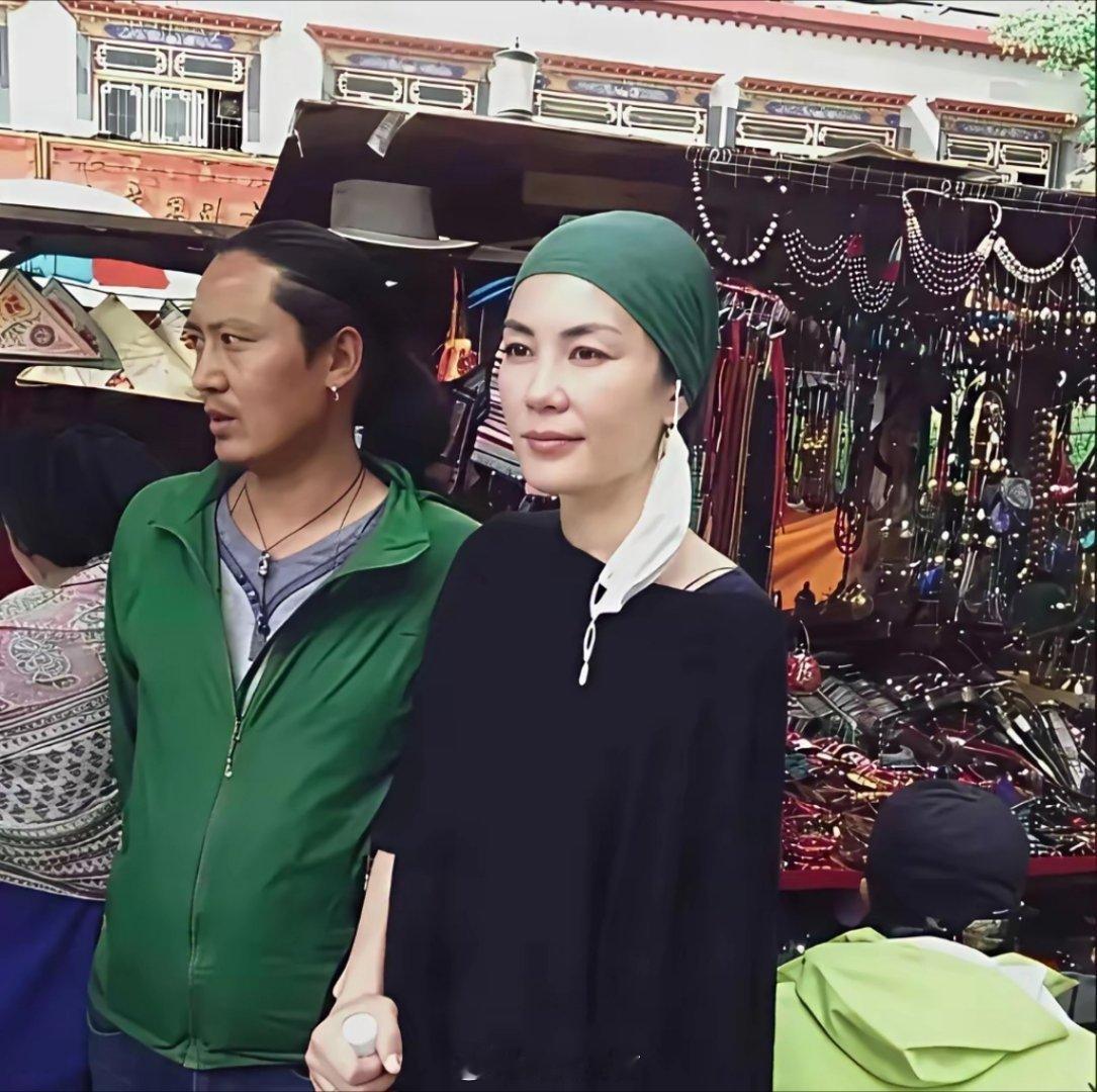 岁月为王菲加冕，不是用权力，而是用自在。她卸下舞台的光，转身走进生活的素，却不曾