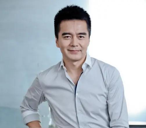 这个世界上
我最想不明白的人就是许亚军了
明明已经结了4婚，明明都是何晴的前夫哥