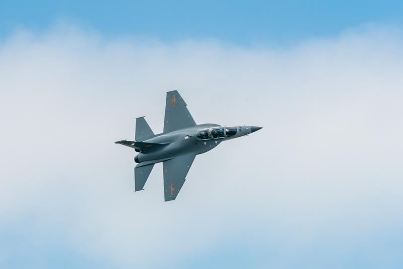 我国固定翼战机出口这些年成绩相当亮眼。比如枭龙战机，它已经成为我国出口的明星产品