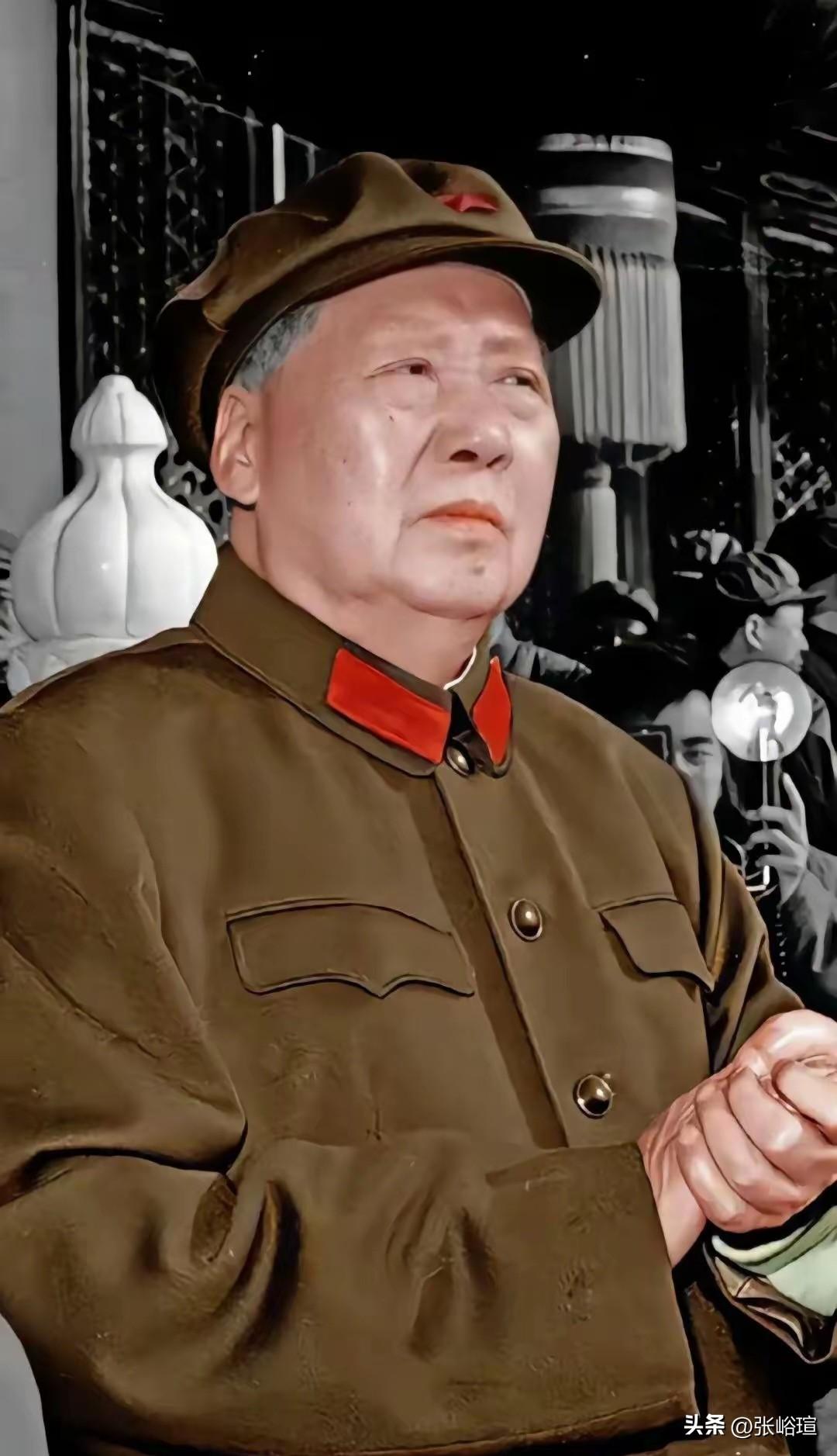 值此八一建军节，向人民军队的主要缔造者毛主席，致以最崇高的敬意！
