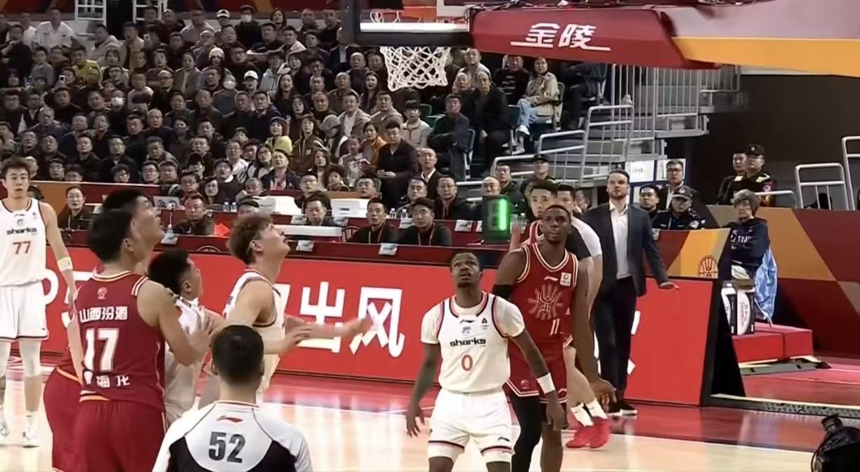 103-92！山西爆冷掀翻卫冕冠军上海，这场球就是山西男篮本赛季的一块试金石！直
