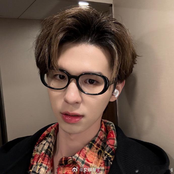 #何浩楠六宫格收工日记##何浩楠晒昨日收工日记# 六宫格的何浩楠，收工时刻尽显轻