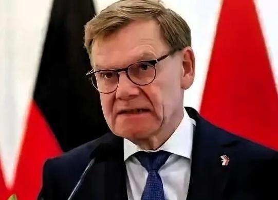 德国外长当着全世界的面，一句话把桌子掀了：我们宁可被美国一脚踹开，也绝不会回头看