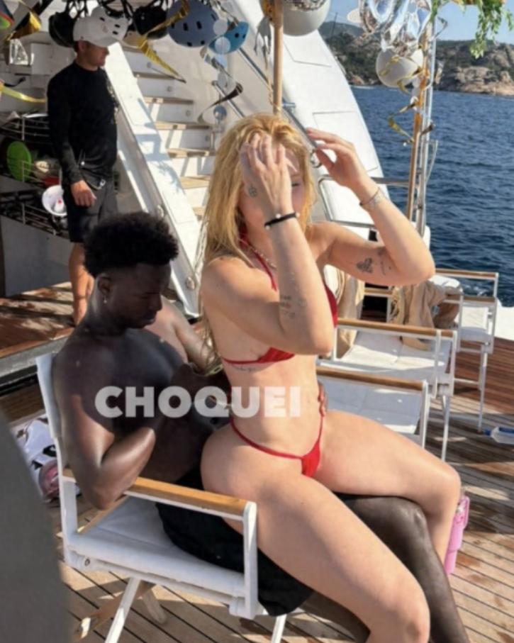 皇马球星维尼修斯的恋情真是让人看不懂！今年 7 月，维尼修斯的前女友弗吉尼亚・丰